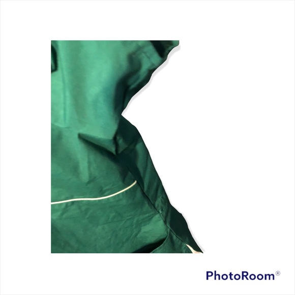 Women’s Kelly Green Adar nursing Uniform top with pockets - Picture 3 of 8